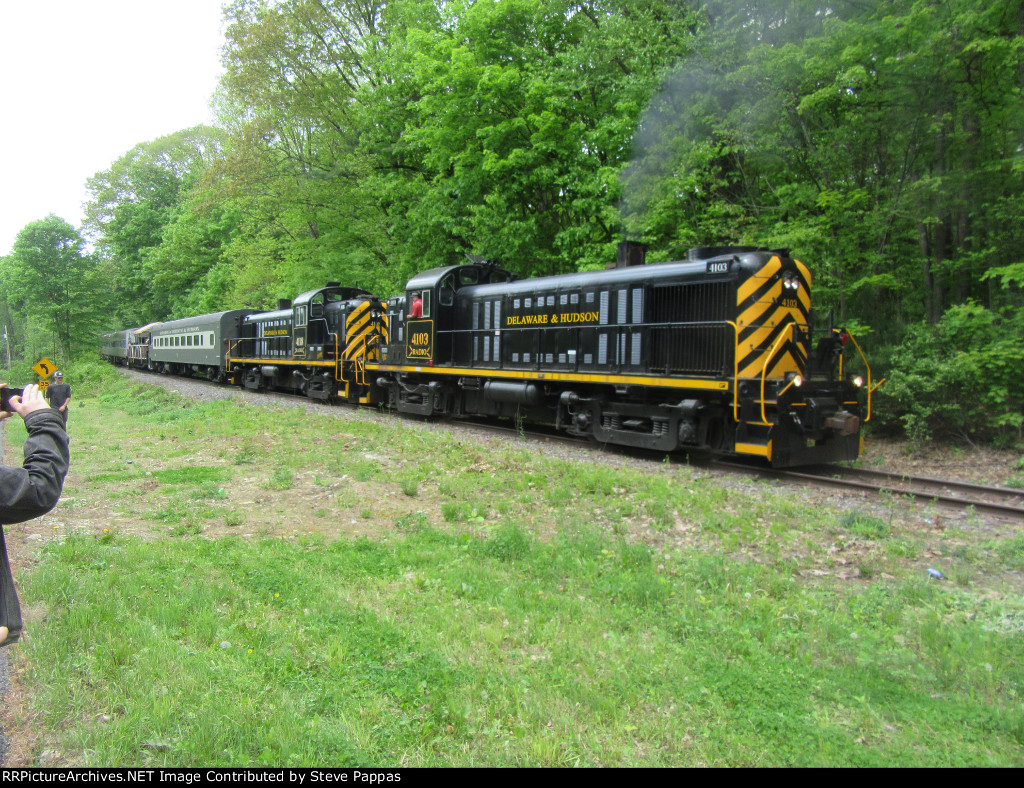 D&H Alcos 4103 and 4118 on a photo runby